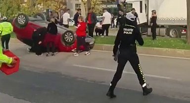 İki araç çarpıştı, takla atan otomobilde sürücü sıkıştı