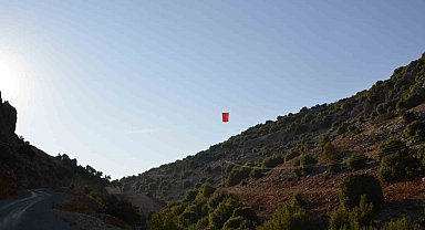 İki dağın arasında dalgalanan bayrakla asker uğurlama