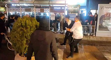 İki grubun kavgasını ayırmaya gelen esnaf da kavgaya dahil oldu: 1 yaralı