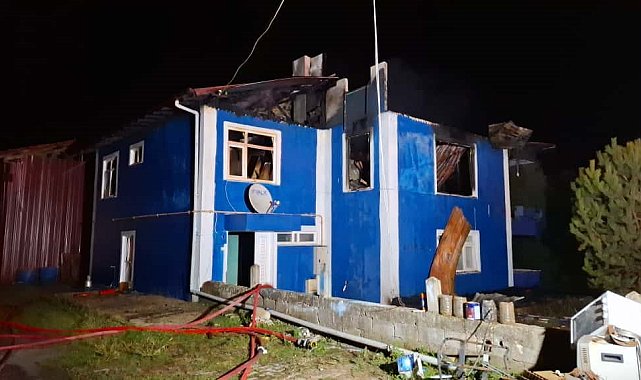 İki katlı evin üst katı alev topuna döndü