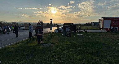 İki otomobil çarpıştı, ortalık savaş alanına döndü: 6 yaralı