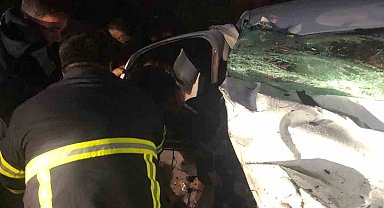 İki otomobil kafa kafaya çarpıştı: 7 yaralı