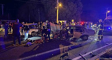 İki Tofaş araç kafa kafaya çarpıştı: 2'si ağır 3 yaralı