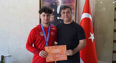 İl Müdürü Yunus Öztürk'ten milli güreşçiye tebrik