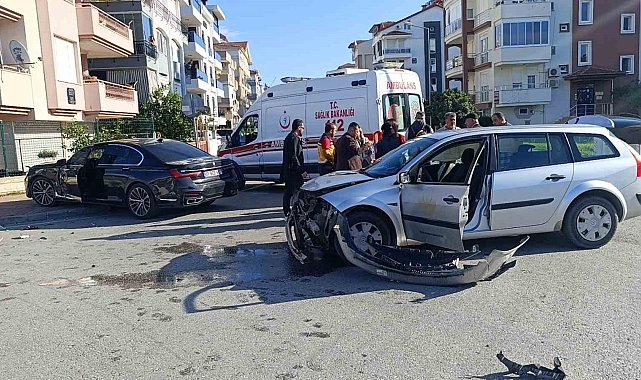İl Sağlık Müdürlüğü aracı kaza yaptı: 2 sağlık çalışanı yaralandı