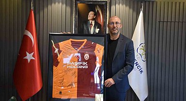 İncir hediyesine imzalı forma