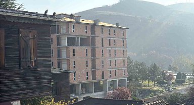 İnşaat çatısında tehlikeli çalışma kameraya yansıdı