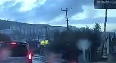 İş yerine girmek isteyen otomobile motosiklet çarptı: 2 yaralı