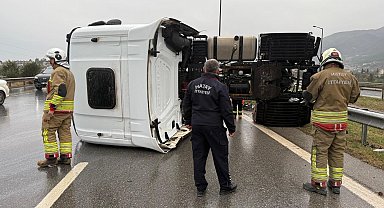 İskenderun'da devrilen tırın sürücüsü yaralandı
