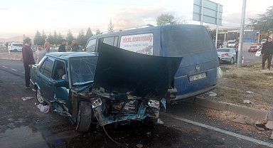 Isparta'da kamyonetle çarpışan otomobil hurdaya döndü: 2 yaralı