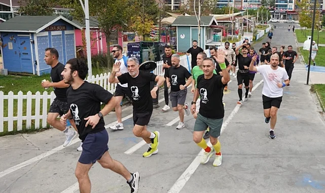 İstanbul Beylikdüzü'nde yüzlerce kişi Ata'ya saygıya koştu