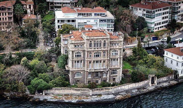 İstanbul Boğazı'nın en ihtişamlı binalarından Zeki Paşa Yalısı yeni sahibini bekliyor