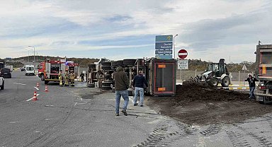 İstanbul Havalimanı'nda gübre yüklü kamyon devrildi