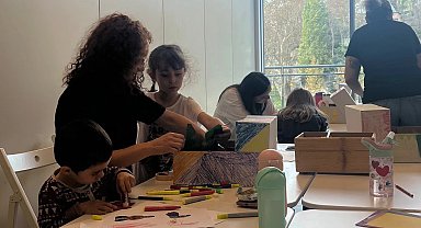 İstanbul Maltepe'de çocuklar anneleriyle sanatsal gelişimde