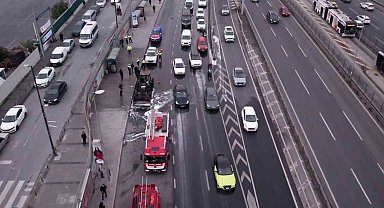 İstanbul'da alevlere teslim olan iş makinesi kül oldu: Trafikte oluşan yoğunluk dronla görüntülendi