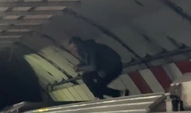 İstanbul'da metroda yaşanan ilginç anlar kamerada