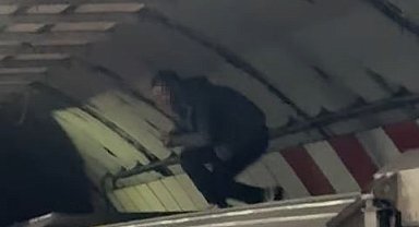 İstanbul'da metroda yaşanan ilginç anlar kamerada