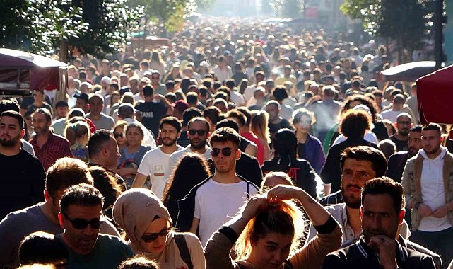 İstihdam oranı yüzde 49,0, işgücüne katılım yüzde 53,5 olarak açıklandı