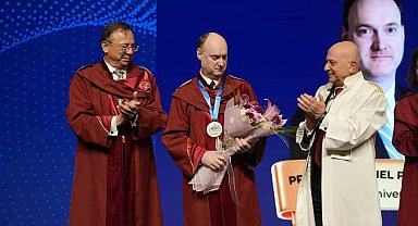 İstinye Üniversitesi Bilim Nişanı, Harvard Üniversitesi'nden Prof. Dr. Daniel Cahill'e takdim edildi