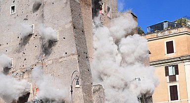 İtalya'da çöken Orta Çağ'a ait kule enkazında kalan işçi hayatını kaybetti