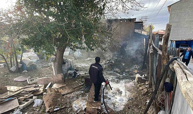 İtfaiye, evin çatısına sıçrayan yangını büyümeden söndürdü