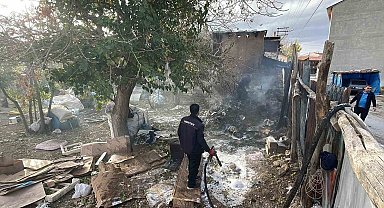 İtfaiye, evin çatısına sıçrayan yangını büyümeden söndürdü