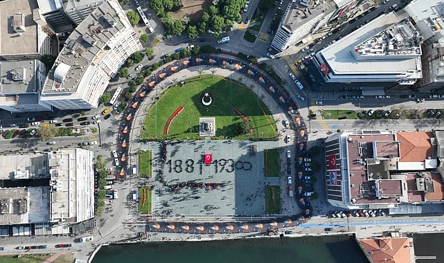 İzmir Ata'sına 350 metrelik posterle yürüdü