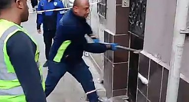 İzmir Büyükşehir ekipleri vatandaşın evine balyozla girdi