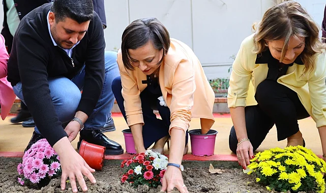 İzmir Karabağlar 'da parklar yenileniyor, mahalleler güzelleşiyor