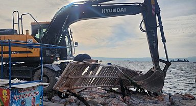 İzmir Karşıyaka'daki kaçak iskeleler yıkılıyor