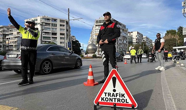 İzmir Konak'ta 30 farklı noktada dar alan uygulaması: 258 araca ceza kesildi