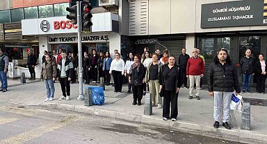 İzmir saat 09.05'te Ata'sını andı