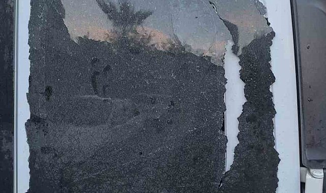 İzmir'de polis aracına saldırıp camı kırdılar