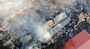 İzmir'deki yangında 5 konteyner ve 2 araç kül oldu