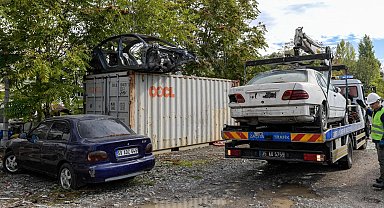 İzmir'de hurda araçlar ekonomiye kazandırılıyor