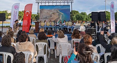 İzmir'de kadınlardan ''Buradayım, iyiyim'' mesajı