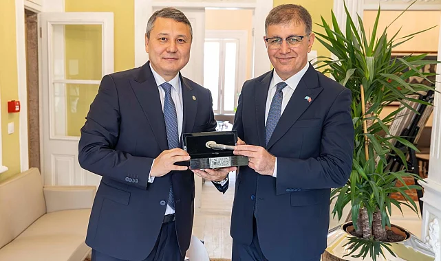 İzmir'de Kazakistan heyeti Ay Yıldızlı Konak'ta ağırlandı