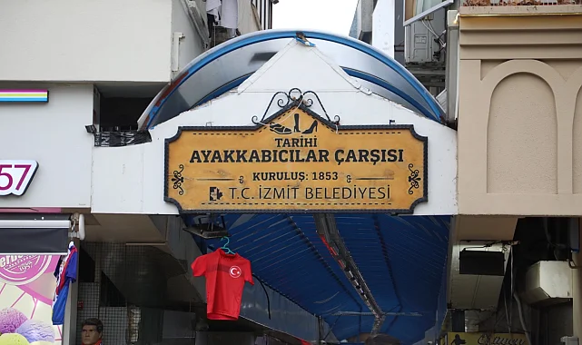 İzmit'te Tarihi Ayakkabıcılar Çarşısı'nın çatısı yenileniyor