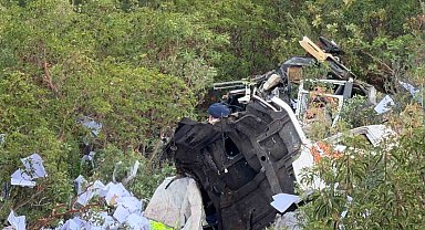 İznik-Yenişehir yolunda tır uçurumdan yuvarlandı: 2 ölü