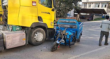 İznik'te elektrikli bisiklet ile tır çarpıştı: 1 yaralı