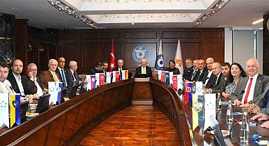 İZVAK'ta İzmir kulüplerinin kent ekonomisine katkısı konuşuldu