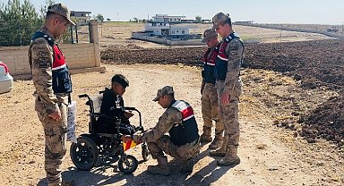 Jandarma engelli gencin reflektör talebini yerine getirdi