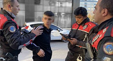 Jandarmadan kaçtı, kahve içerken polise yakalandı