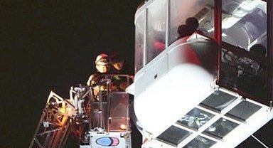 Japonya'da dönme dolapta mahsur kalan 20 kişi, 9 saatlik operasyonla kurtarıldı