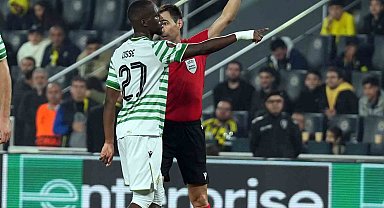 Jhon Duran, kırmızı kart gördü