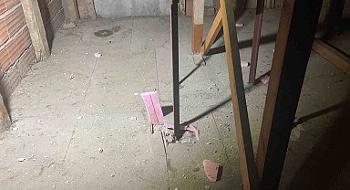 Kabus gibi gece: Yıldırım 4 katlı binanın çatısına düştü, mahalleli sokağa döküldü