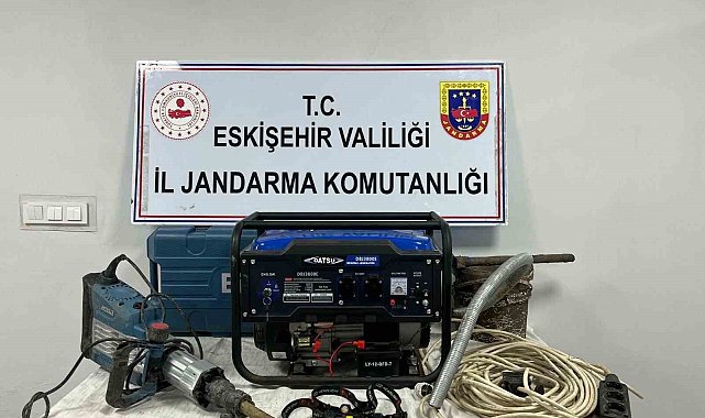 Kaçak kazı yapan 4 şüpheli suçüstü yakalandı