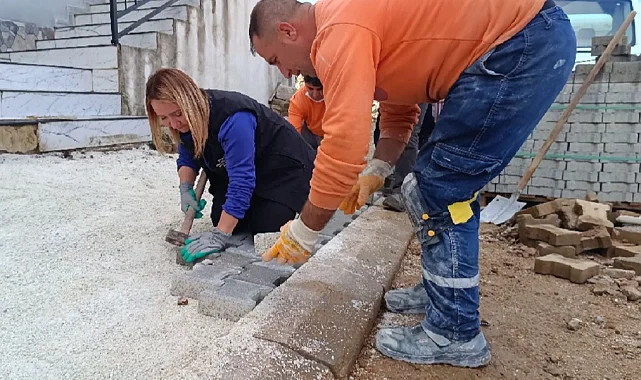 Kadın Başkan kaldırım taşlarını döşedi