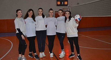 Kadın öğretmenlerden oluşan voleybol takımı erkeklere meydan okuyor