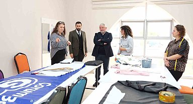 Kadınlar afişleri şık çantalara dönüştürüyor